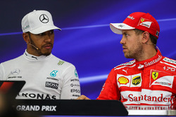 Lewis Hamilton, Mercedes AMG F1 e Sebastian Vettel, Ferrari nella conferenza stampa