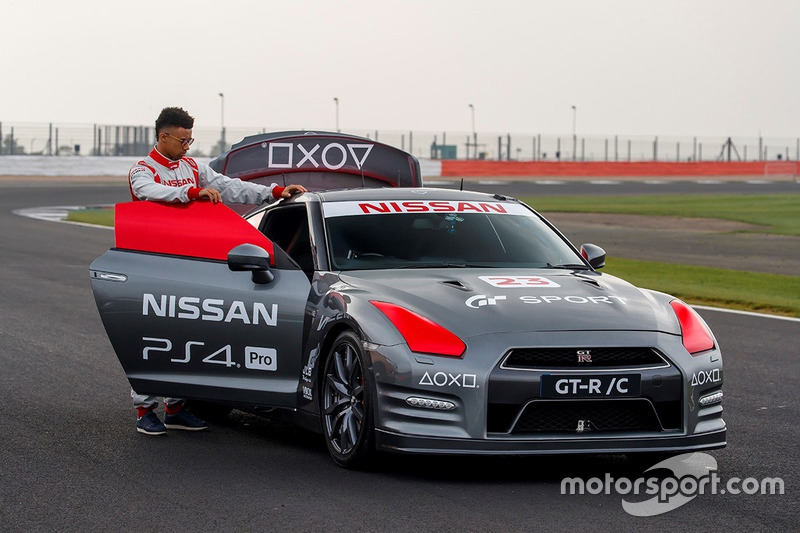 Nissan GT-R conducido con el control de PlayStation por Jann Mardenborough