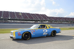 Dale Earnhardt Jr. con la rookie car di Dale Earnhardt
