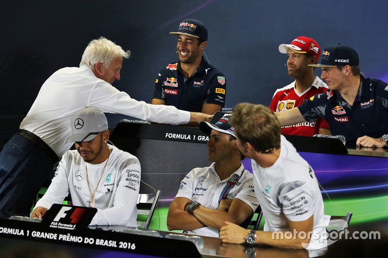 Max Verstappen: "Vor ein paar Wochen waren wir in Genf und haben uns unterhalten. Als ich losfuhr, sagte er noch: 'Wir sehen uns in Australien!' Er war erst 66 Jahre. Ich schätze, wir sollten jeden Tag genießen und uns jeden Morgen bewusst machen, was für ein Geschenk das Leben ist. Die Formel 1 ist nur ein kleiner Teil davon."