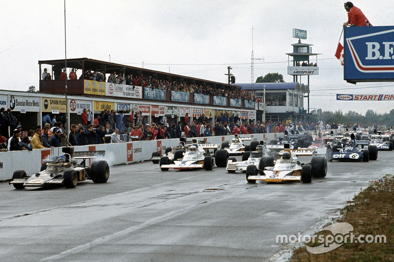 Start: Ronnie Peterson, Lotus 72D Ford and Peter Revson, McLaren M23 Ford lead