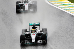 Льюїс Хемілтон, Mercedes AMG F1 W07 Hybrid випереджає свого товариша по команді Ніко Росберга, Merce