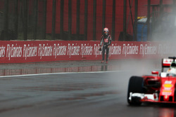 Sebastian Vettel, Ferrari SF16-H supera Romain Grosjean, Haas F1 Team, che è andato a sbattere mentr