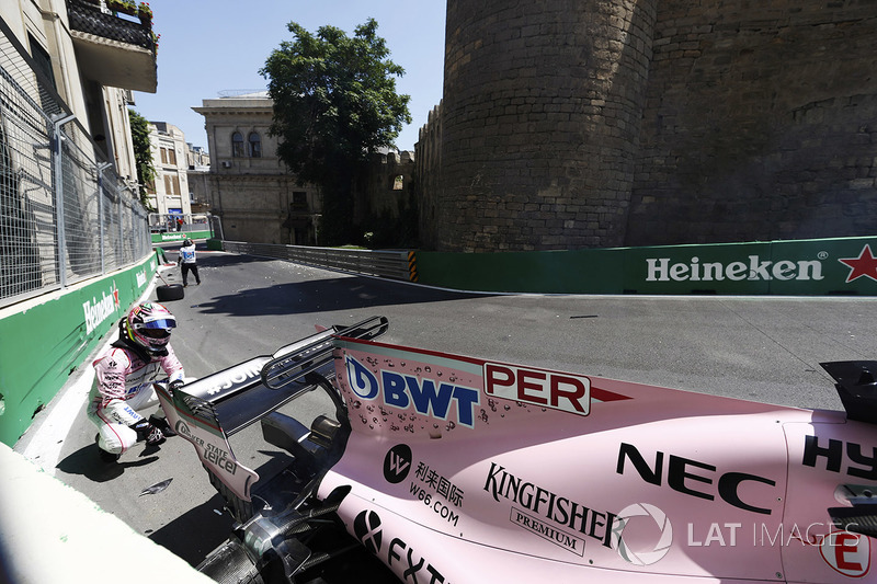 Sergio Perez, Force India, esamina la sua monoposto dopo l'incidente nelle FP1