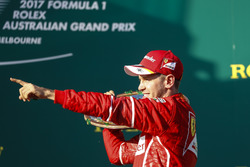 Sebastian Vettel, Ferrari, celebra con su trofeo