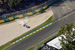 Marcus Ericsson, Sauber C36, and Kevin Magnussen, Haas F1 Team VF-17, collide at the start