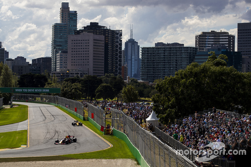 Max Verstappen, Red Bull Racing RB13, leads Nico Hulkenberg, Renault Sport F1 Team RS17