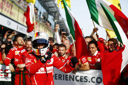 Sebastian Vettel, Ferrari, celebra su victoria con el equipo