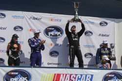 Ganador de la carrera Rubén Rovelo, HO Speed Racing celebra en el podio