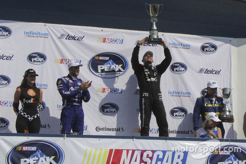 Ganador de la carrera Rubén Rovelo, HO Speed Racing celebra en el podio