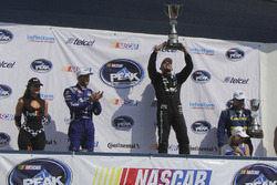 Ganador de la carrera Rubén Rovelo, HO Speed Racing celebra en el podio