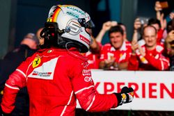 Sebastian Vettel, Ferrari, vainqueur, fête sa victoire dans le Parc Fermé