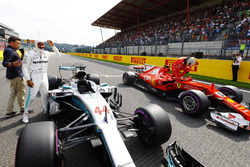 Il poleman Lewis Hamilton, Mercedes AMG F1, festeggia accanto a Sebastian Vettel, Ferrari