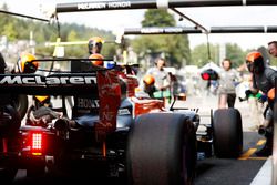 Stoffel Vandoorne, McLaren MCL32, makes a practice pit stop