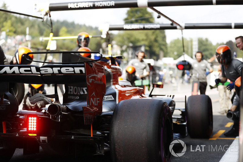 Stoffel Vandoorne, McLaren MCL32, makes a practice pit stop