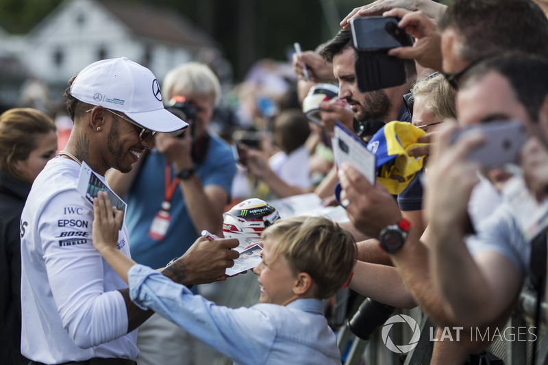 Lewis Hamilton, Mercedes AMG F1 signs autographs for the fans