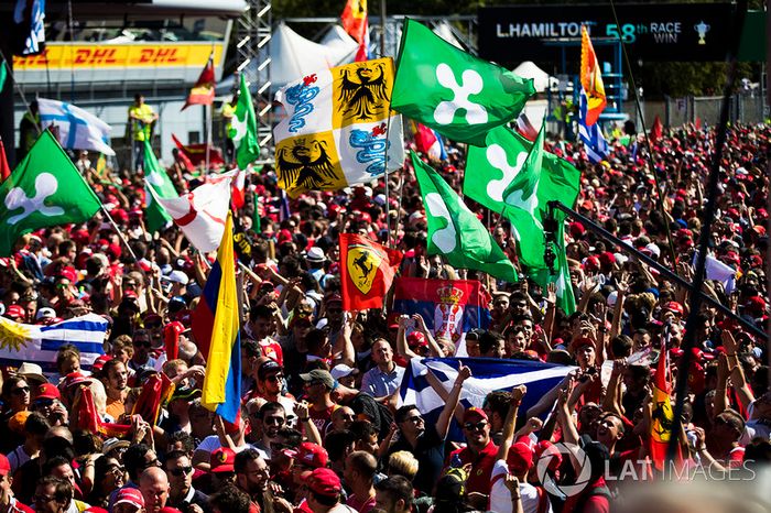 Un enorme mar de aficionados de Ferrari principalmente invaden el circuito después de la carrera