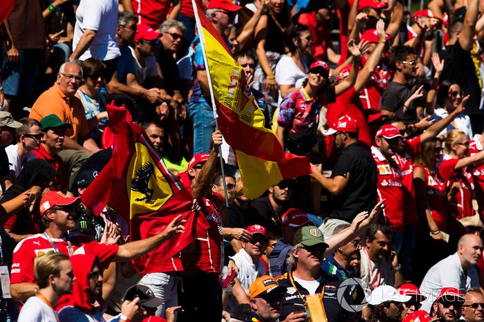 Aficionados de Ferrari en la multitud