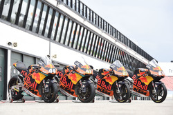 Les motos de Miguel Oliveira, Red Bull KTM Ajo, Brad Binder, Red Bull KTM Ajo and Moto3