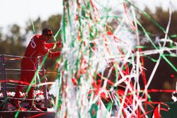 Les confetti pleuvent alors que Sebastian Vettel, Ferrari, asperge la foule de champagne