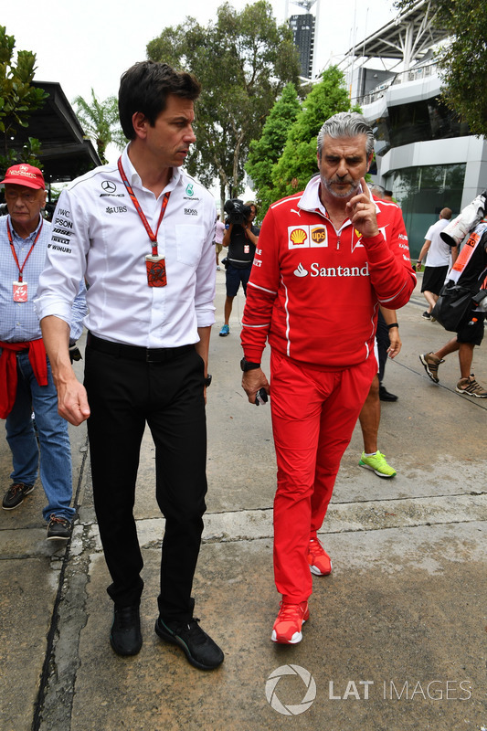 Toto Wolff, Direttore del Motorsport Mercedes AMG F1, Maurizio Arrivabene, Team Principal Ferrari e