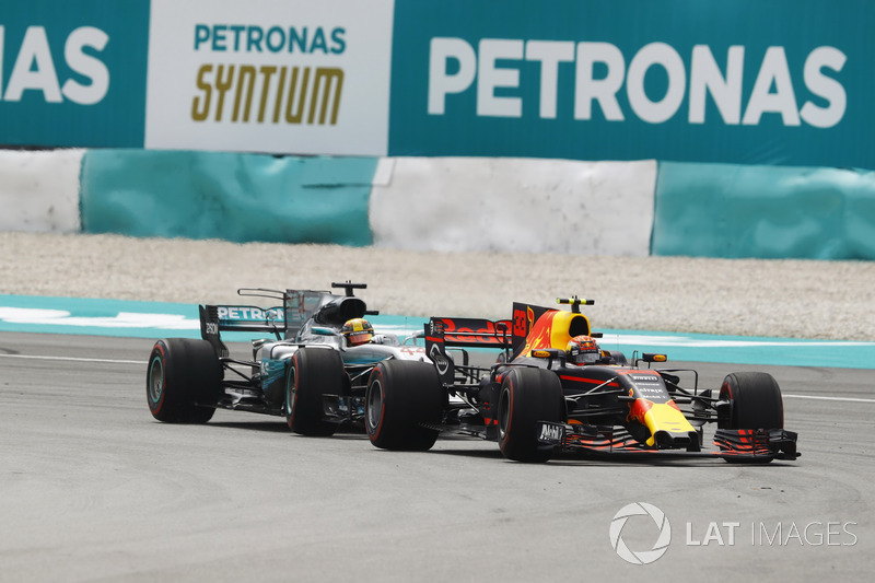 Max Verstappen, Red Bull Racing RB13, pasa a Lewis Hamilton, Mercedes AMG F1 W08
