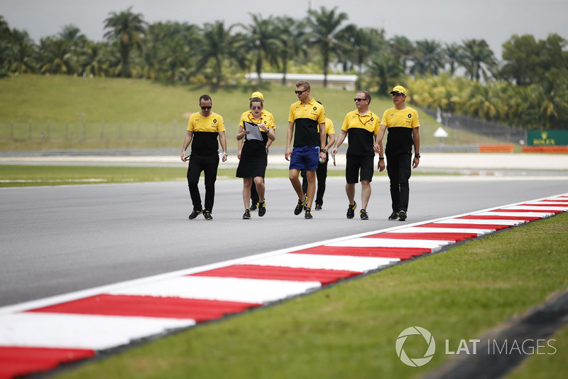 Sergey Sirotkin, test and development driver, Renault Sport F1 Team, walks the track with the team
