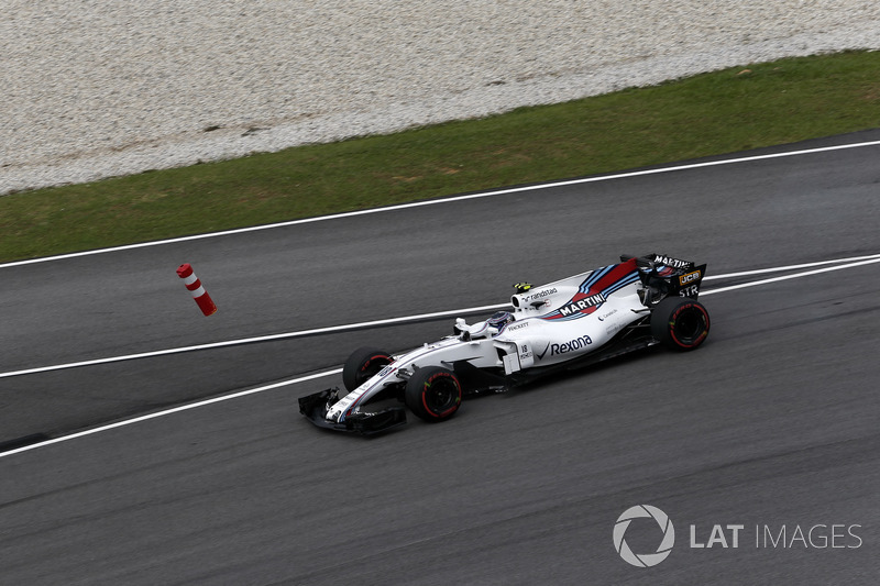 Lance Stroll, Williams FW40 runs wide into the bollard