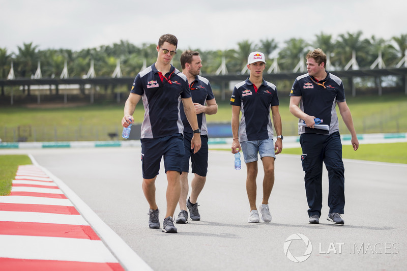 Pierre Gasly, camina por el circuito