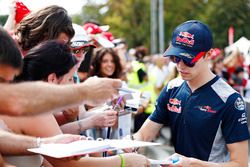 Daniil Kvyat, Scuderia Toro Rosso, signe des autographes