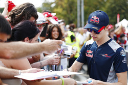 Daniil Kvyat, Scuderia Toro Rosso, signs autographs for his fans