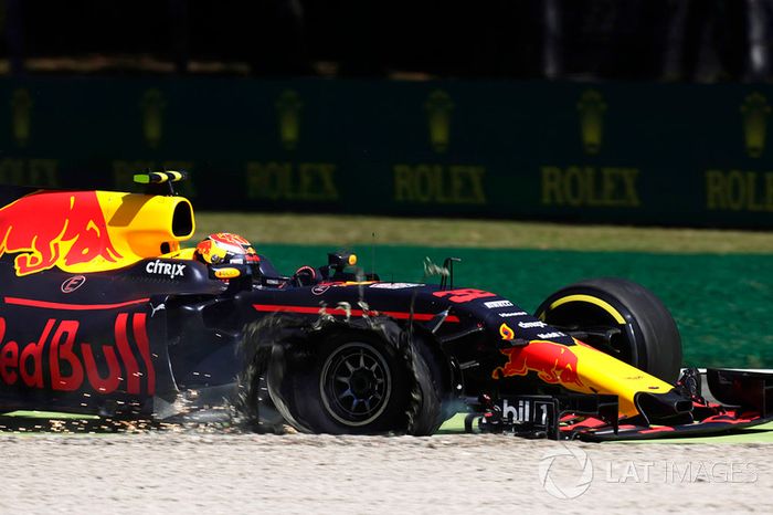 Verstappen en la gravilla con daños en su Red Bull. Esta vez no fue la fiabilidad de su motor Renault, sino un toque con Massa