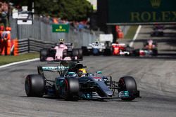 Lewis Hamilton, Mercedes AMG F1 W08, Esteban Ocon, Sahara Force India F1 VJM10, Lance Stroll, Williams FW40, at the start of the race