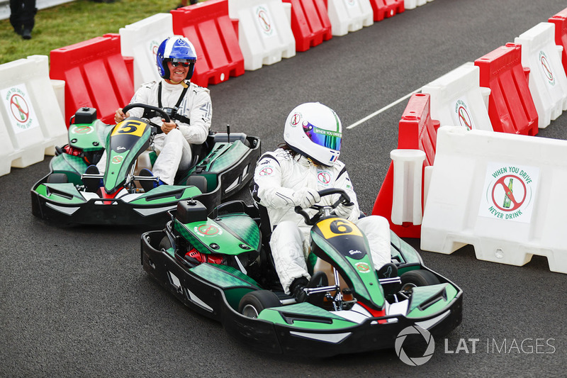 David Coulthard corre contra el futbolista Christian Karembeu en kart