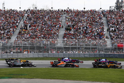 Nico Hulkenberg, Renault Sport F1 Team RS17., Daniil Kvyat, Scuderia Toro Rosso STR12, Carlos Sainz Jr., Scuderia Toro Rosso STR12, Fernando Alonso, McLaren MCL32, Romain Grosjean, Haas F1 Team VF-17 and Jolyon Palmer, Renault Sport F1 Team RS17 at te start