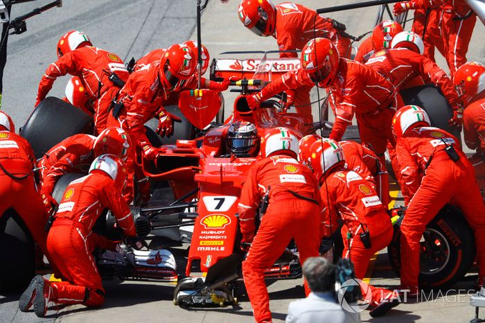 Kimi Raikkonen, Ferrari SF70H, pit stop