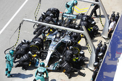 Valtteri Bottas, Mercedes AMG F1 W08, pit stop action