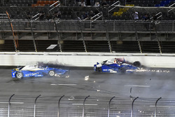 Crash: Scott Dixon, Chip Ganassi Racing Honda, Takuma Sato, Andretti Autosport Honda
