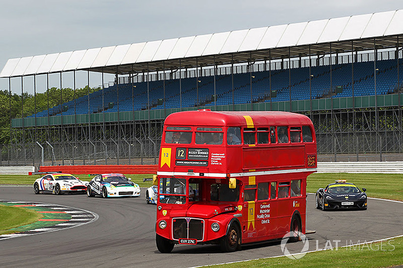 Un autobús Routemaster con invitados en pista durante los libres