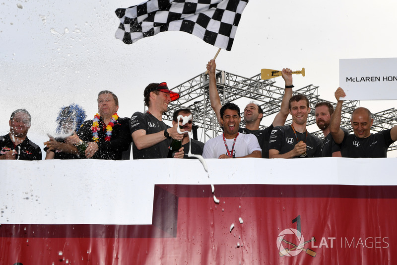 Equipo McLaren celebra en la carrera de balsas