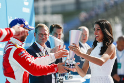 Nick Heidfeld, Mahindra Racing, riceve il suo trofeo sul podio
