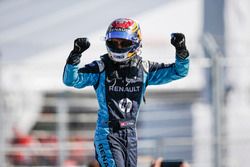 Sébastien Buemi, Renault e.Dams, fête sa victoire après la course