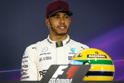 Polesitter Lewis Hamilton, Mercedes AMG F1, mit Helm von Ayrton Senna