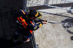 Daniel Ricciardo, Red Bull Racing, celebra en el podium