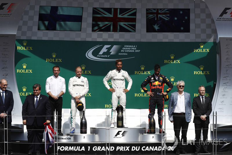 Lewis Hamilton, Mercedes AMG F1, celebrates victory on the podium, Valtteri Bottas, Mercedes AMG F1 and Daniel Ricciardo, Red Bull Racing