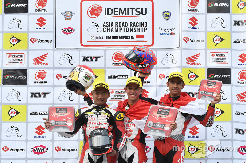 Podium Race 1 AP250: Rheza Danica, Gerry Salim dan Andi Gilang, Astra Honda Racing Team