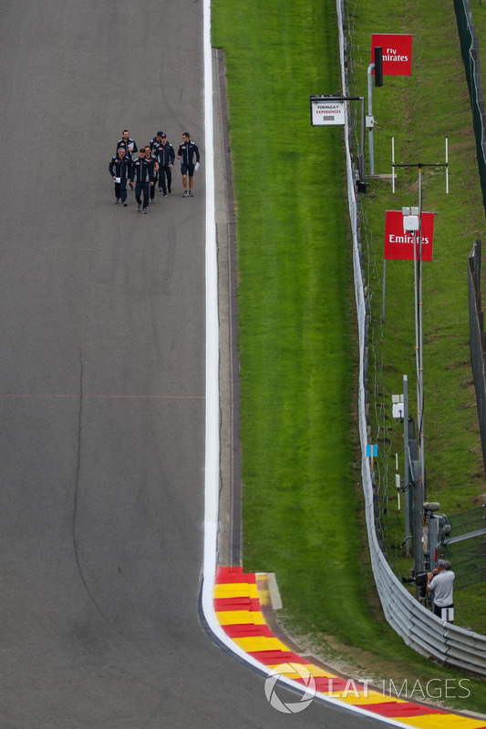 Daniil Kvyat, Scuderia Toro Rosso cammina lungo il circuito