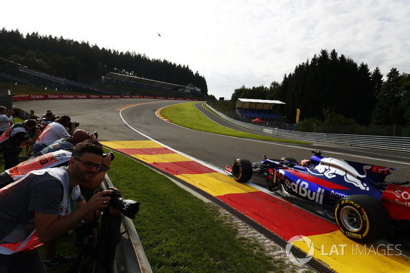 Daniil Kvyat, Scuderia Toro Rosso STR12, viene fotografato alla Eau Rouge