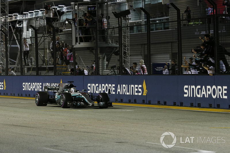 Il vincitore della gara Lewis Hamilton, Mercedes AMG F1 W08 taglia il traguardo