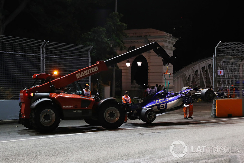 La monoposto incidentata di Marcus Ericsson, Sauber C36 viene recuperata
